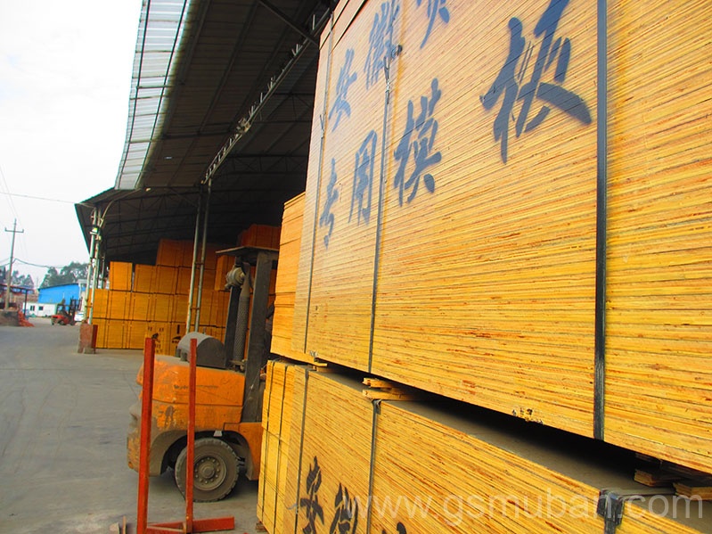 建筑模板黑色紅色哪個(gè)便宜?各自優(yōu)點(diǎn)介紹